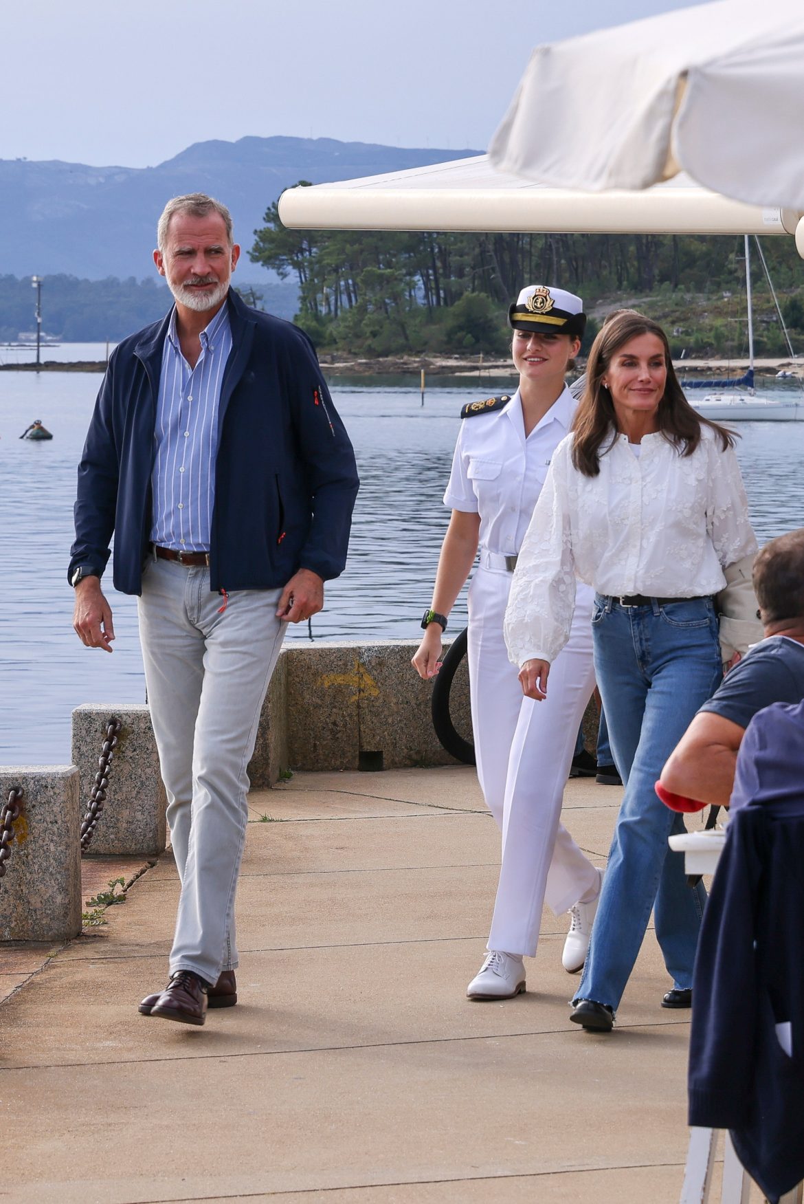 ​El plan familiar de Letizia y Felipe con Leonor: los reyes y la princesa salen a comer a un restaurante de Galicia tras su reunión con el rey Juan Carlos 