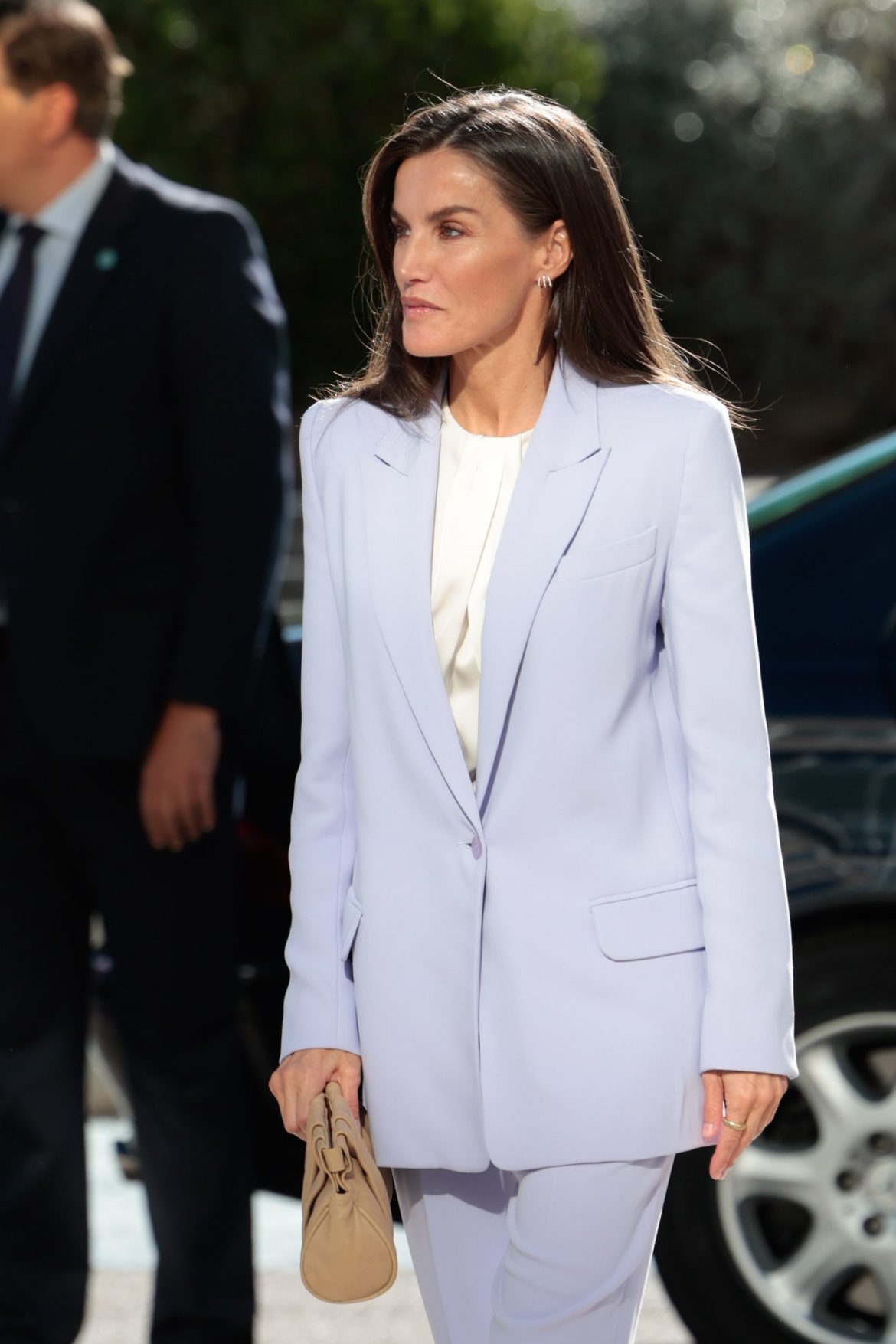 ​Los tacones razonables de la reina Letizia que más favorecen con un traje de chaqueta 