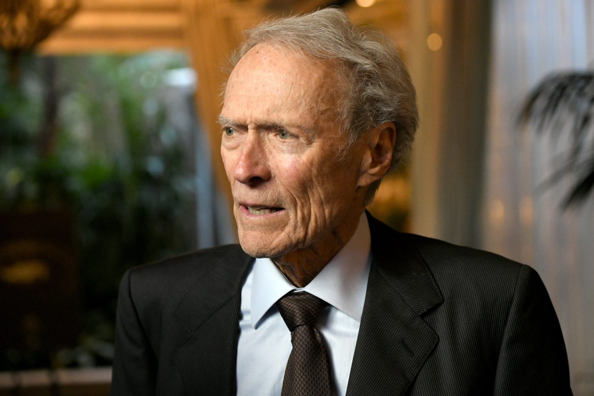 ​Clint Eastwood, imparable a sus 94 años: a punto de estrenar su posible última película mientras intenta superar la repentina muerte de su pareja 