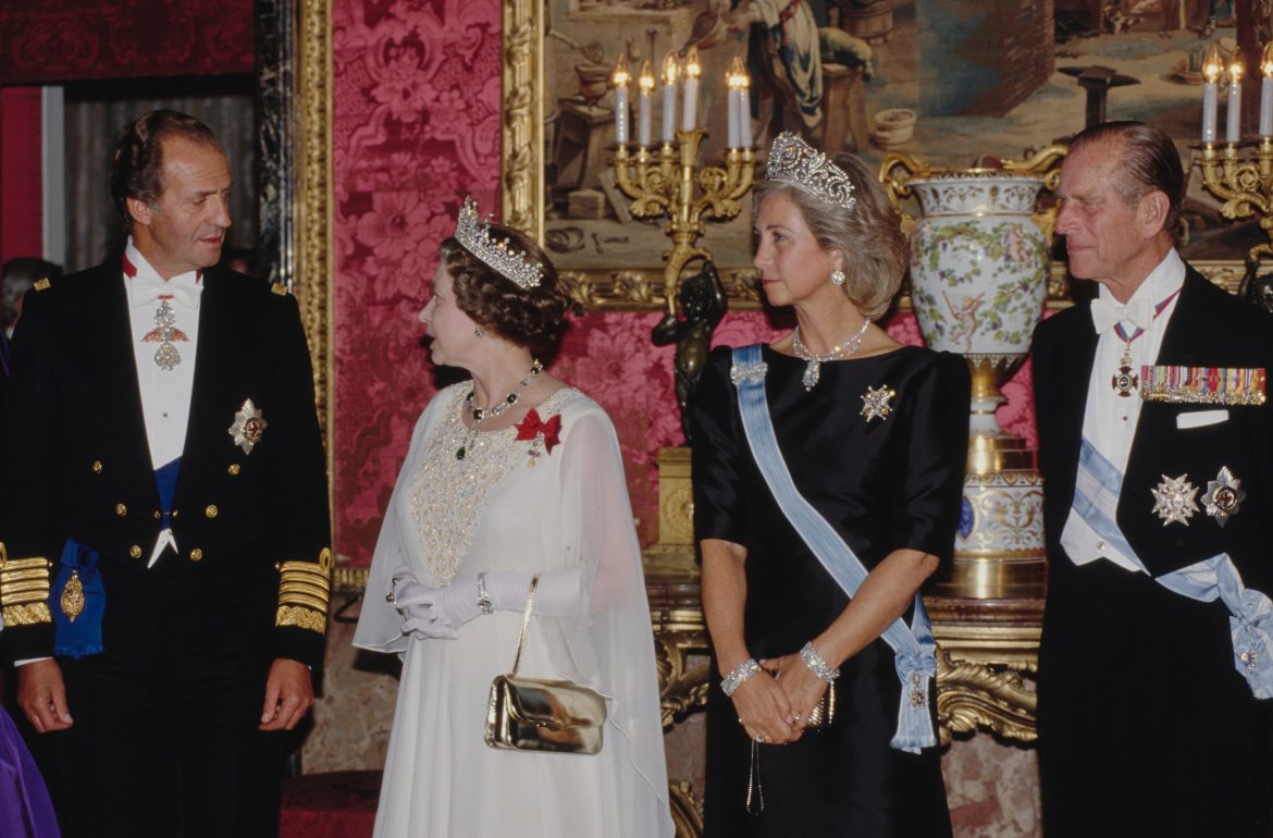 ​“Nosotros tan elegantes y ella parecía una mujer de pueblo”: la divertida anécdota de Juan Carlos y Sofía con Isabel II como protagonista 