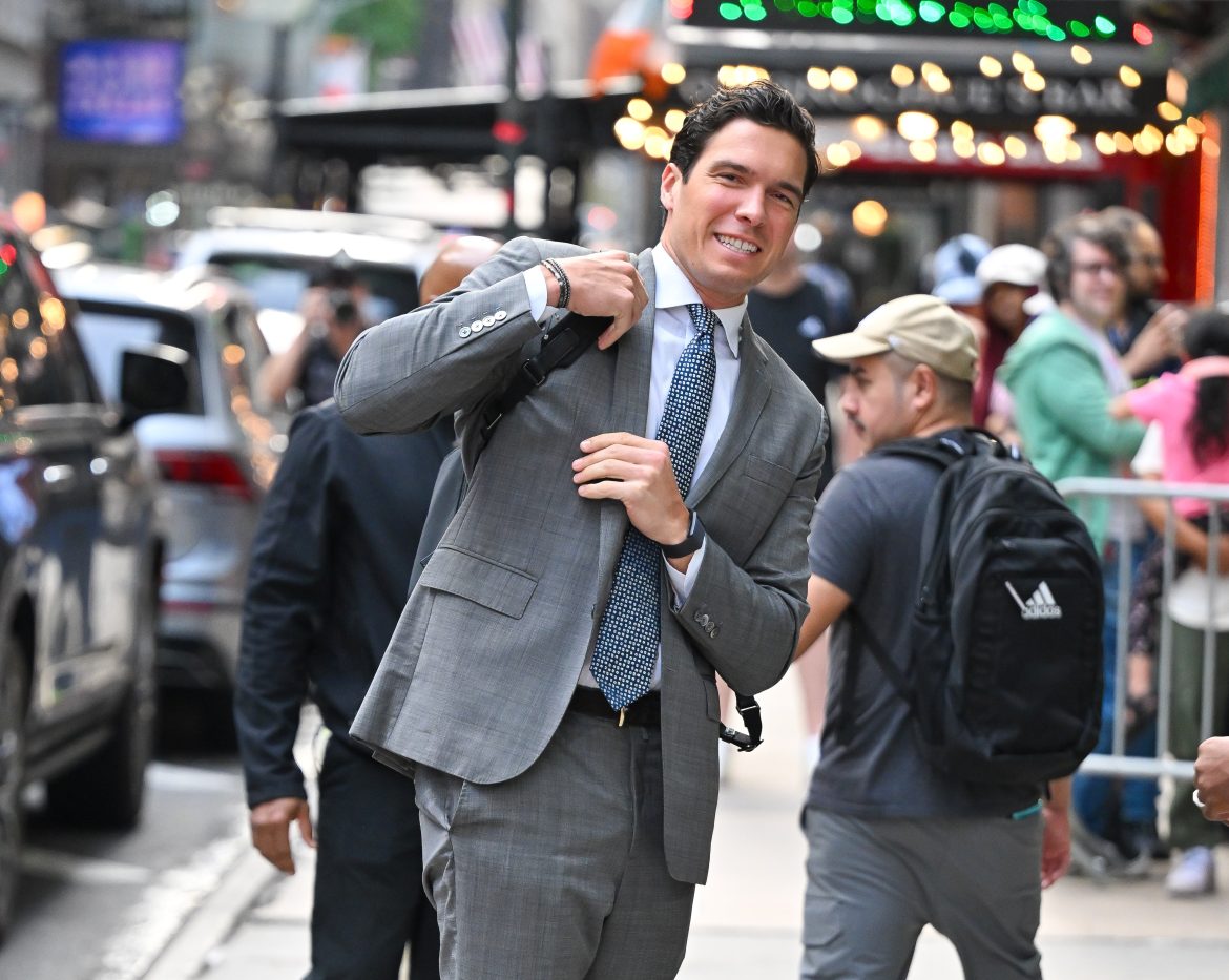 ​Will Reeve, el hijo menor de Christopher Reeve que es periodista como Clark Kent, ha heredado el físico de su padre y hará un cameo en la nueva película de Superman 