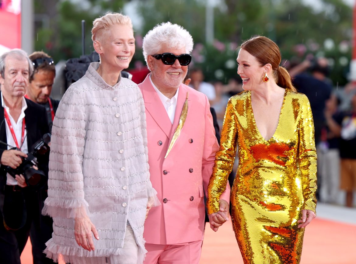 ​Tilda Swinton con pantalones de Chanel, Julianne Moore cubierta de lentejuelas doradas y Pedro Almodóvar de rosa: la alfombra roja de ‘La habitación de al lado’ en Venecia 