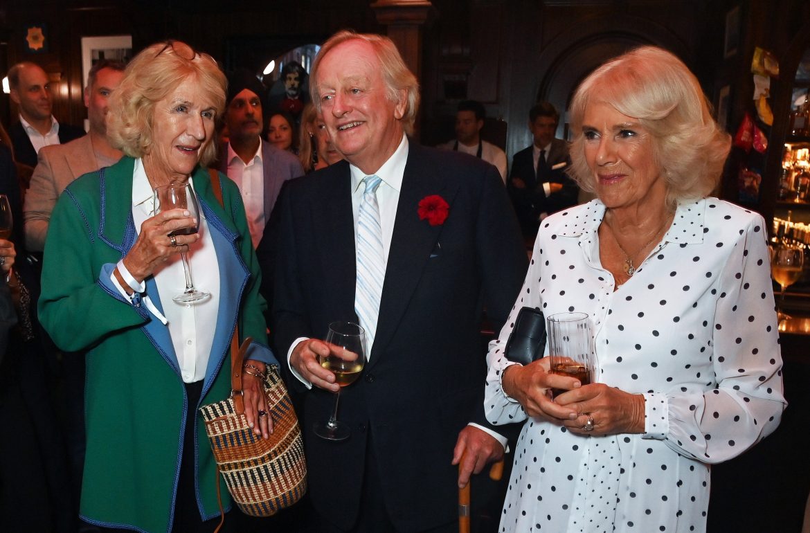 ​La gran noche de los Parker Bowles: Camilla se reúne con su exmarido, la íntima de Diana y casi toda su familia para arropar a su hijo 