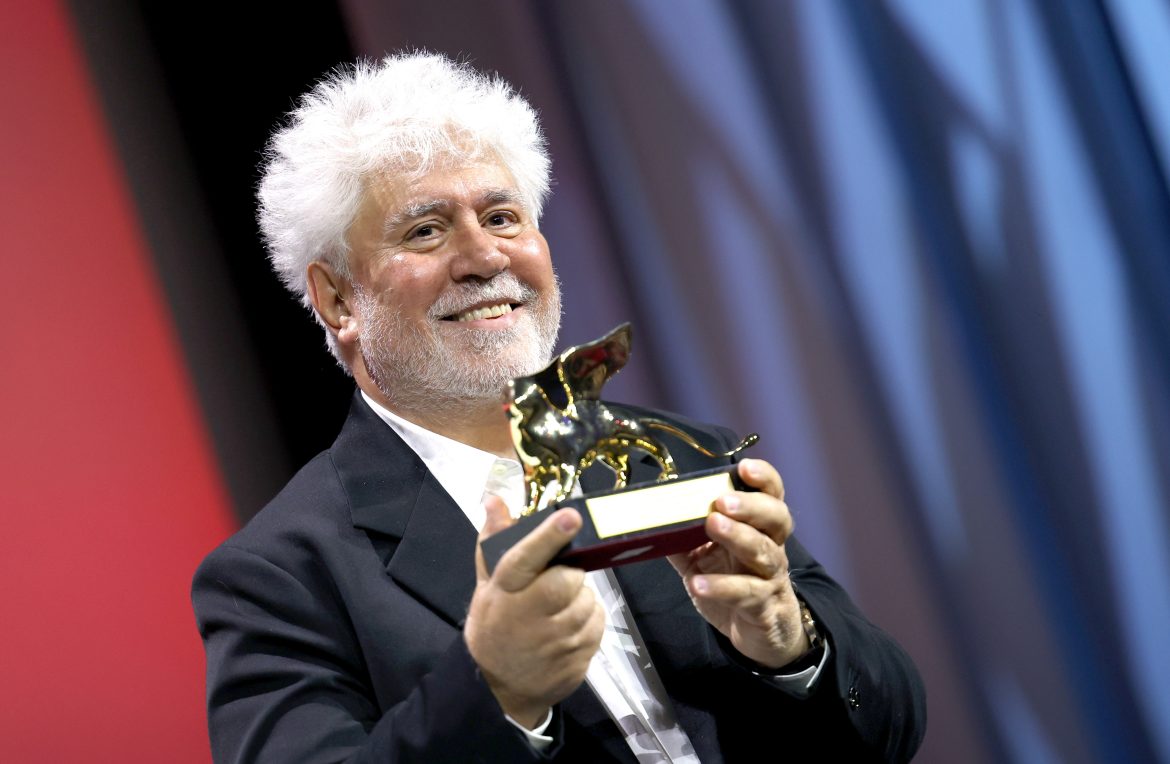 ​Almodóvar gana el León de Oro del Festival de Venecia con La habitación de al lado, su primera película en inglés 