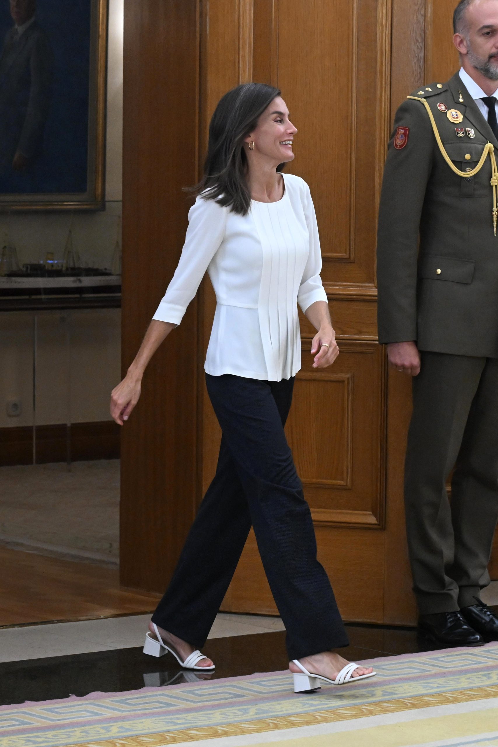 ​La reina Letizia arranca con una cita doble su agenda institucional en Madrid: camisa de manga francesa y sandalias de tacón bajo 