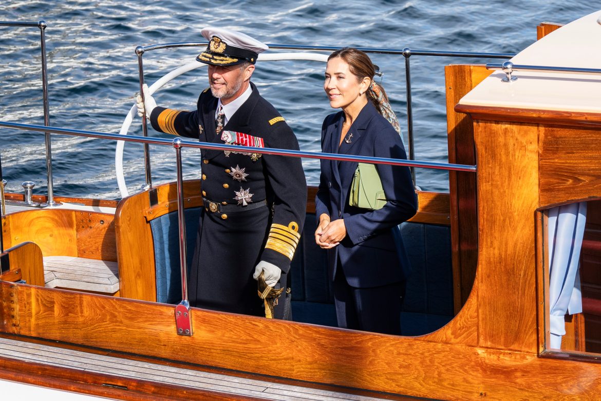 ​Federico y Mary de Dinamarca (con pañuelo de seda a modo de coletero) regresan a su palacio de Copenhague tras cuatro meses de cruceros en el buque real 