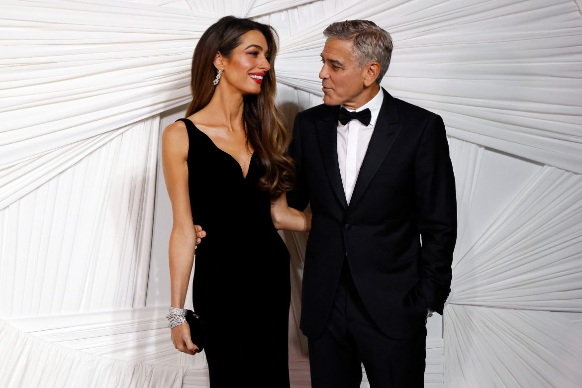 ​Amal Clooney acapara todas las miradas con vestido de terciopelo, corte sirena y escote pronunciado como anfitriona (junto a George) de una gran gala en Nueva York 