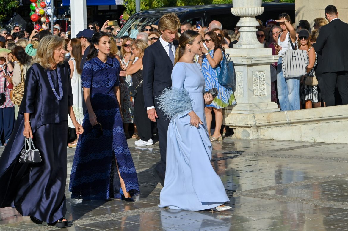 ​Los looks de invitada de Sassa de Osma y su cuñada Ekaterina Malysheva en la gran boda griega: plumas, encaje y mucho azul 