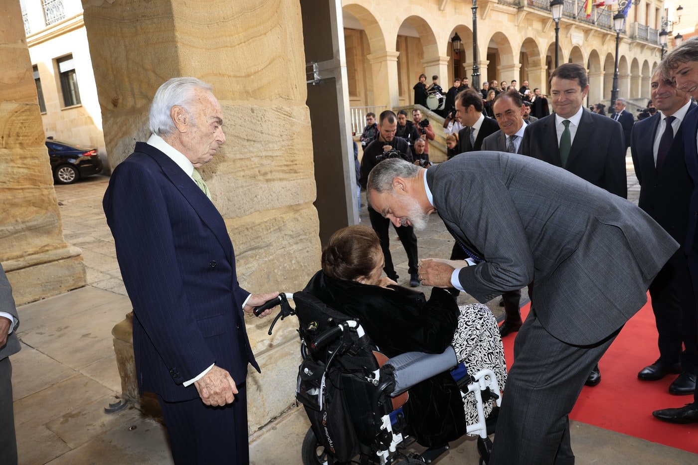 ​El apoyo de Felipe VI a la infanta Margarita y Carlos Zurita al entregar el premio que han creado como duques de Soria 