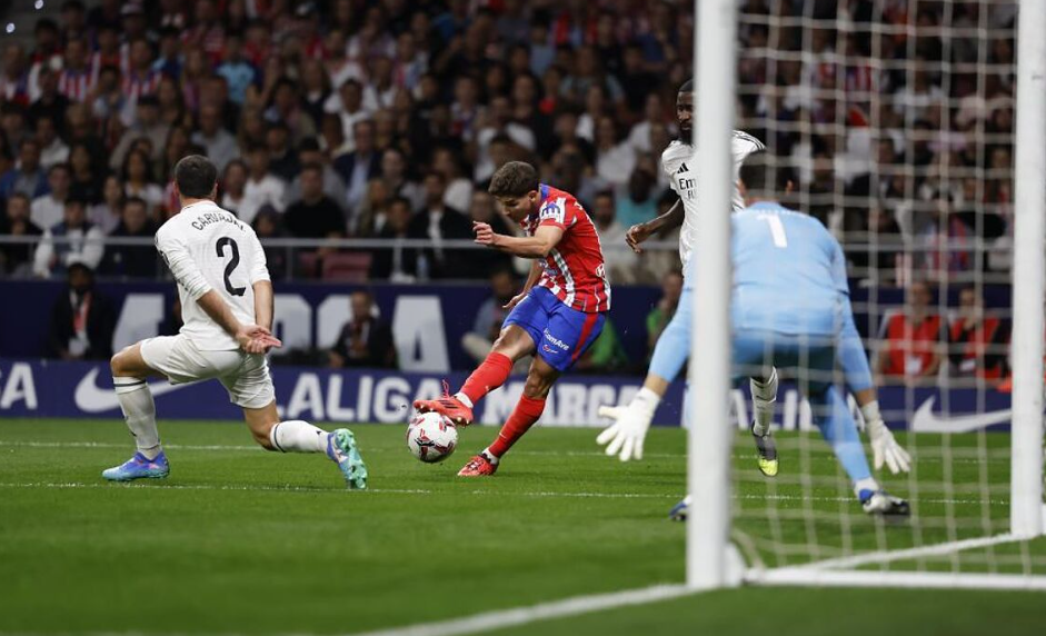 Un agónico gol de Correa deja el derbi en tablas