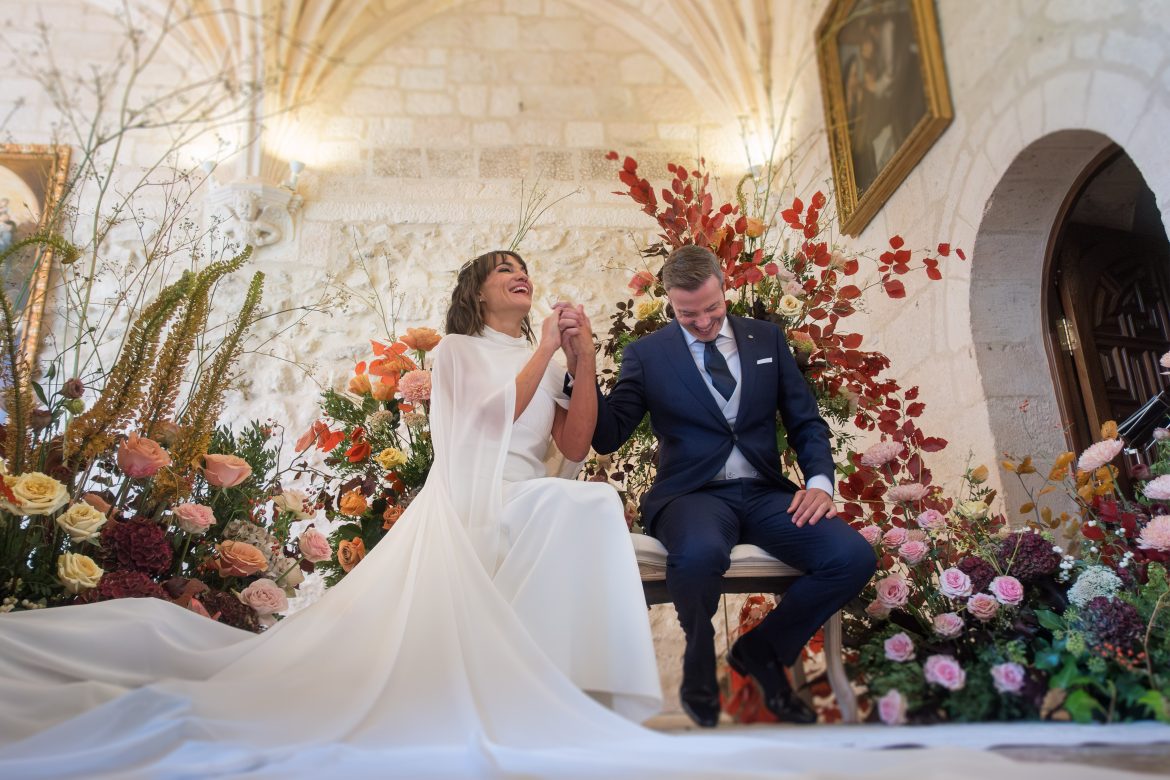 ​Así se creó el vestido de novia de Irene Villa, contado por su diseñadora: “Tiene una figura magnífica, como buena deportista, y quería buscar una línea que le marcase esa feminidad: el escote halter le daría ese aire sofisticado y la falda lápiz la comodidad” 