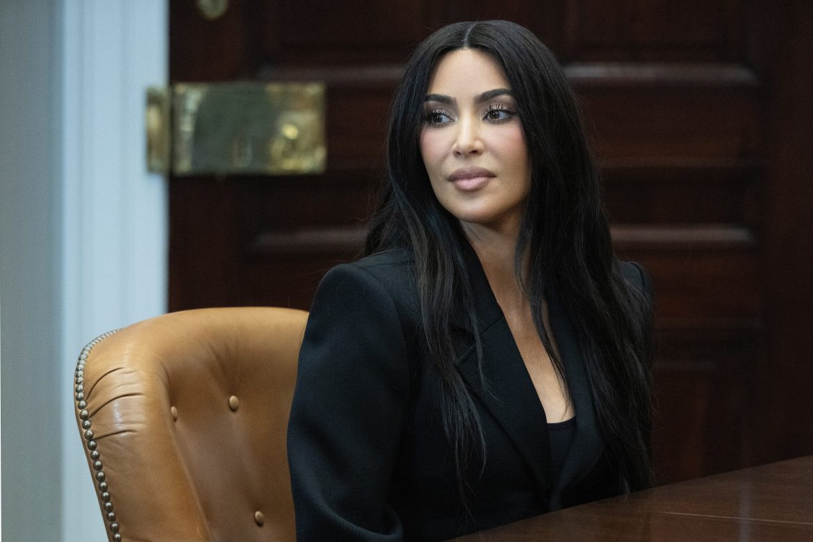 ​Kim Kardashian pide que se “reconsidere” la condena a prisión de los hermanos Menendez 