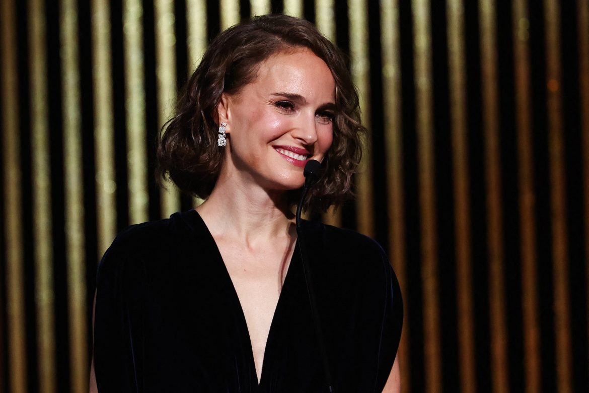 ​Natalie Portman, invitada inesperada en el Balón de Oro 2024 