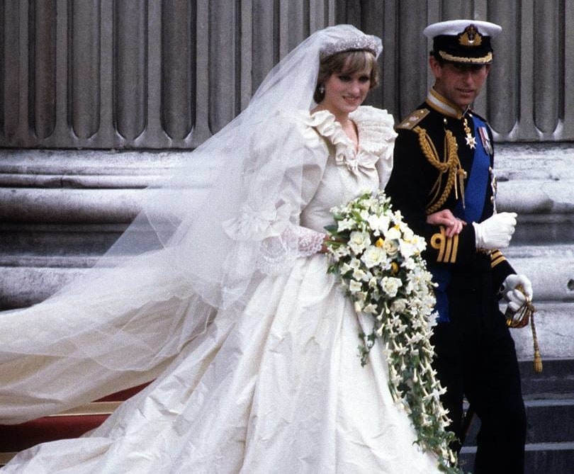 ​El exmatrimonio de modistas a los que Diana hizo famosos resuelve su disputa por unos bocetos de sus diseños para la princesa 