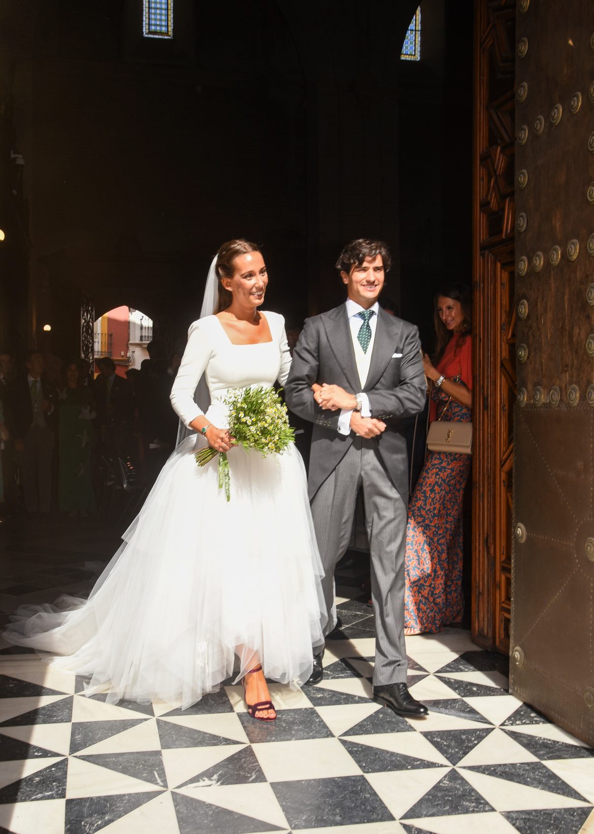 ​La boda sevillana de Constanza Villar-Mir: un vestido de novia con tul e Inés Sastre (sin maquillaje) entre las invitadas 