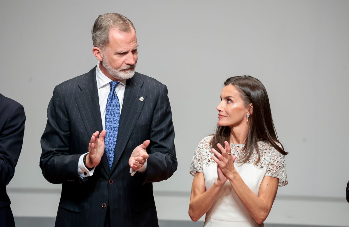 ​Letizia vuelve a la agenda oficial de estreno: vestido blanco de encaje para la entrega de los Premios Nacionales de la Cultura 