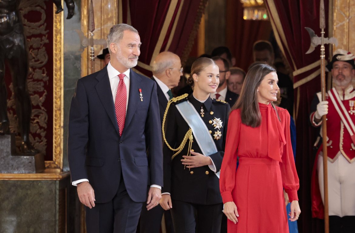 ​De Isabel Díaz Ayuso a Esperanza Aguirre: los mejores looks del besamanos del Día de la Hispanidad 2024 