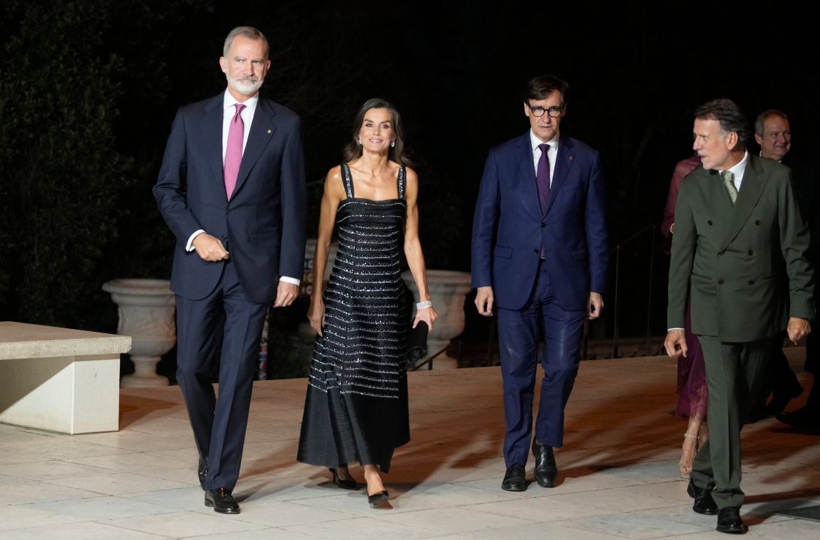 ​Letizia deslumbra en la cena del Premio Planeta con un vestido joya de Carolina Herrera y diamantes de Cartier 