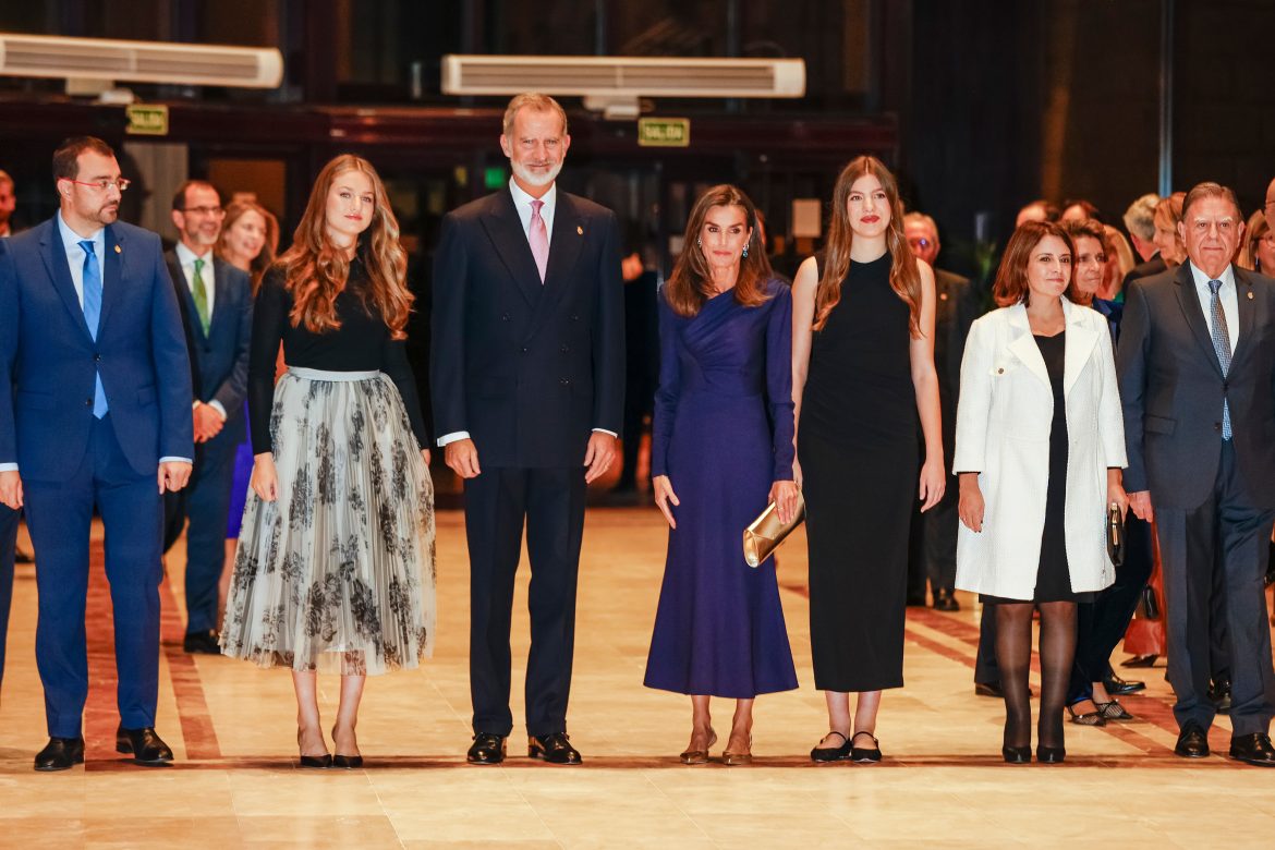 ​La familia real ya está en Oviedo: Leonor, Sofía y los reyes Felipe y Letizia presiden el Concierto de los Premios Princesa de Asturias tras el debut de la heredera en solitario 