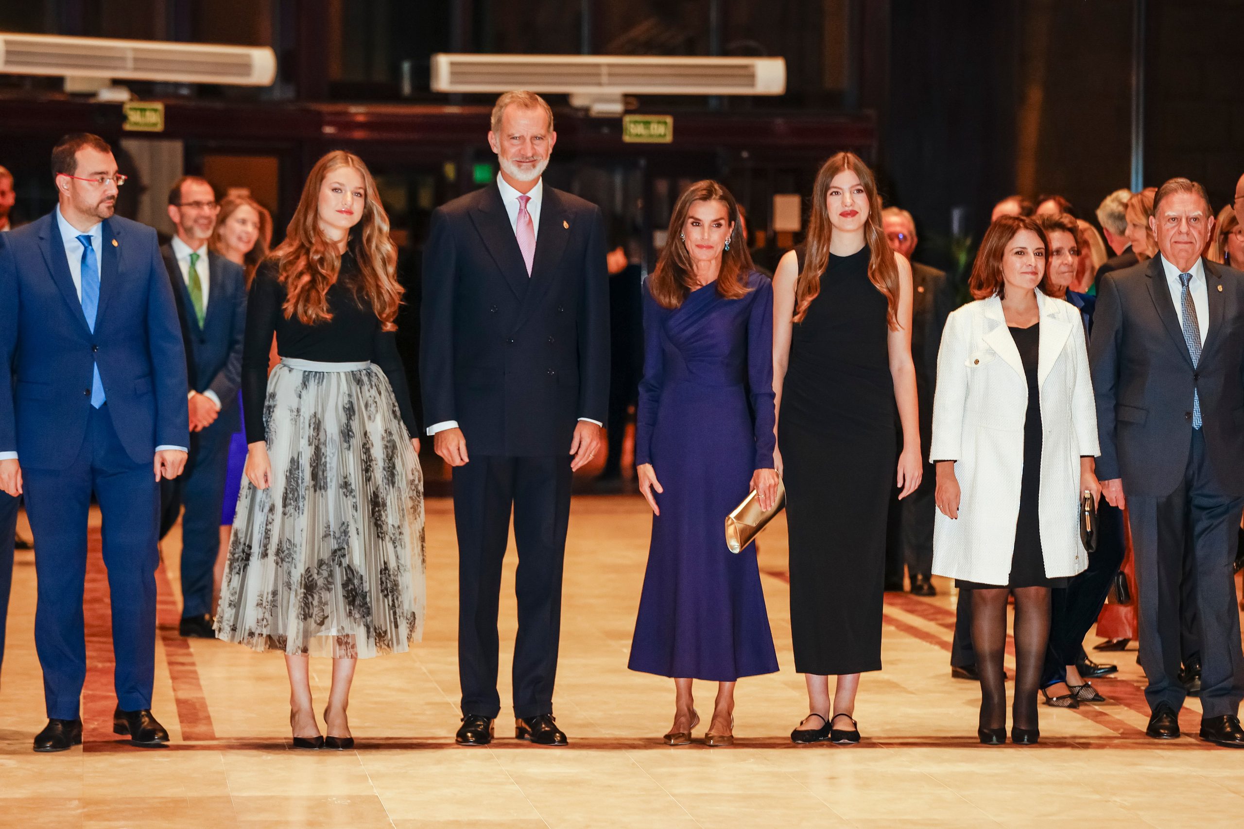 ​La familia real ya está en Oviedo: Leonor, Sofía y los reyes Felipe y Letizia presiden el Concierto de los Premios Princesa de Asturias tras el debut de la heredera en solitario 