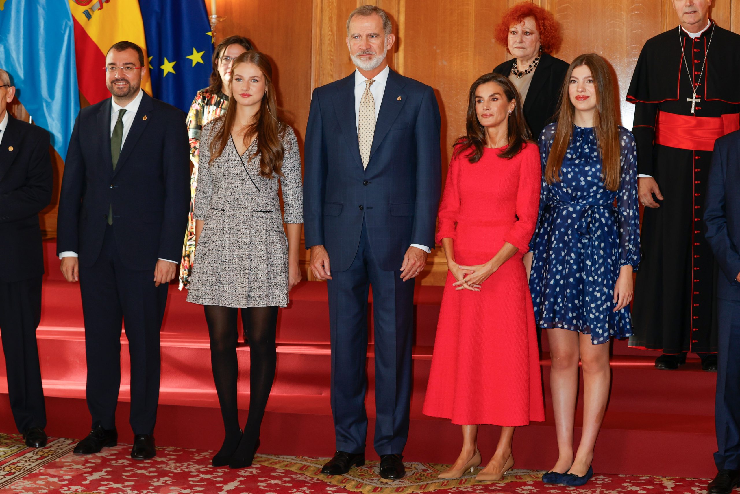 ​La princesa Leonor, con minivestido de tweed y medias tupidas, recibe a todos los premiados 