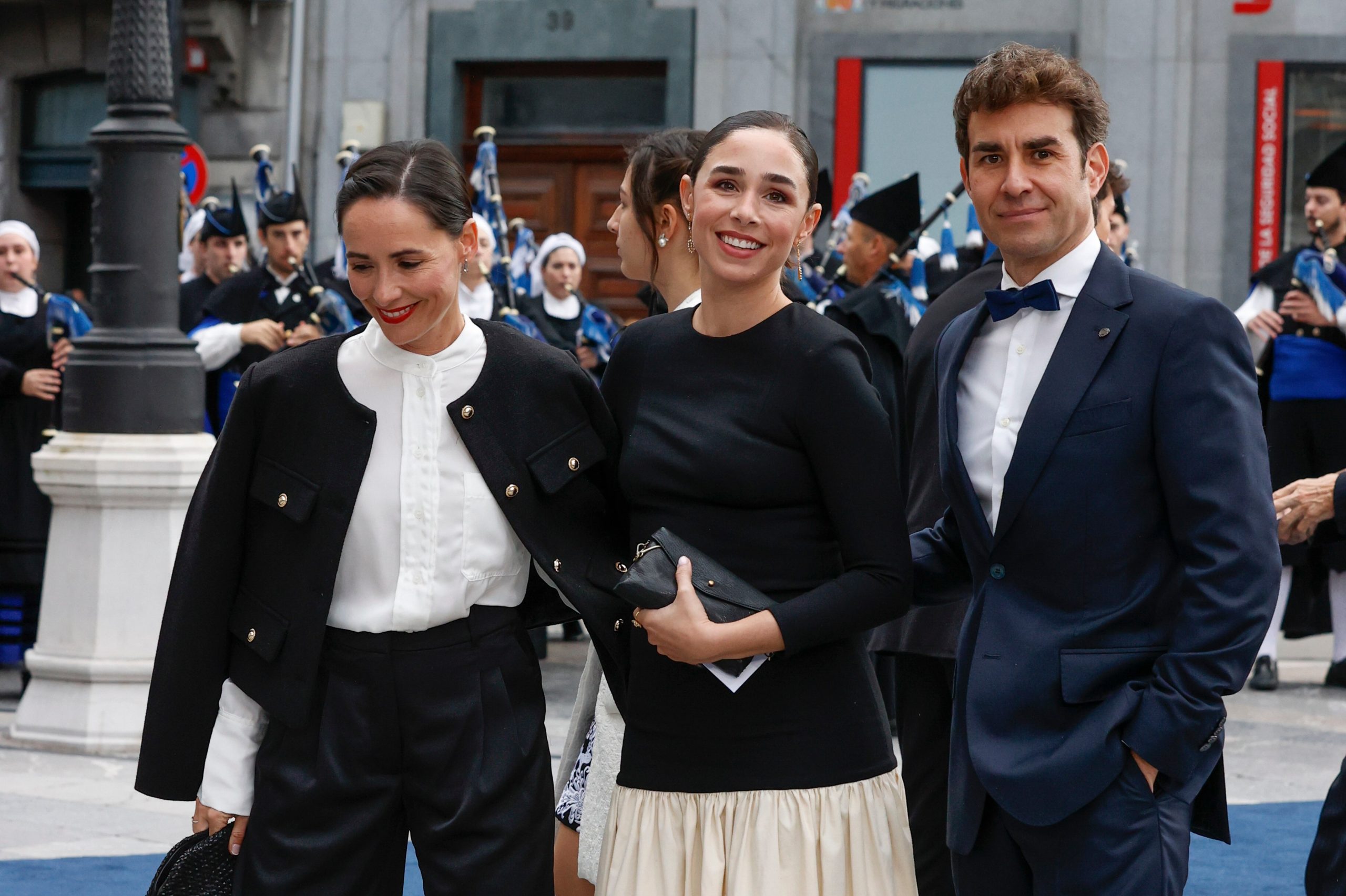 ​Serrat y su emoción en los Princesa de Asturias rodeado de los suyos: sus dos hijas, su yerno Dani Muriel, sus grandes amigos y Candela, el gran amor de su vida 