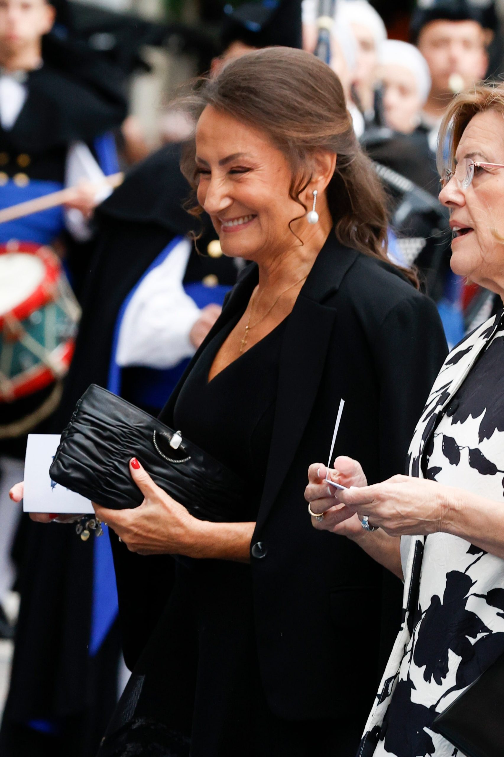 ​Sonriente y discreta: Paloma Rocasolano, fiel a los premios Princesa de Asturias con su amuleto para este gran día, unos pendientes de perlas que ya son tradición 