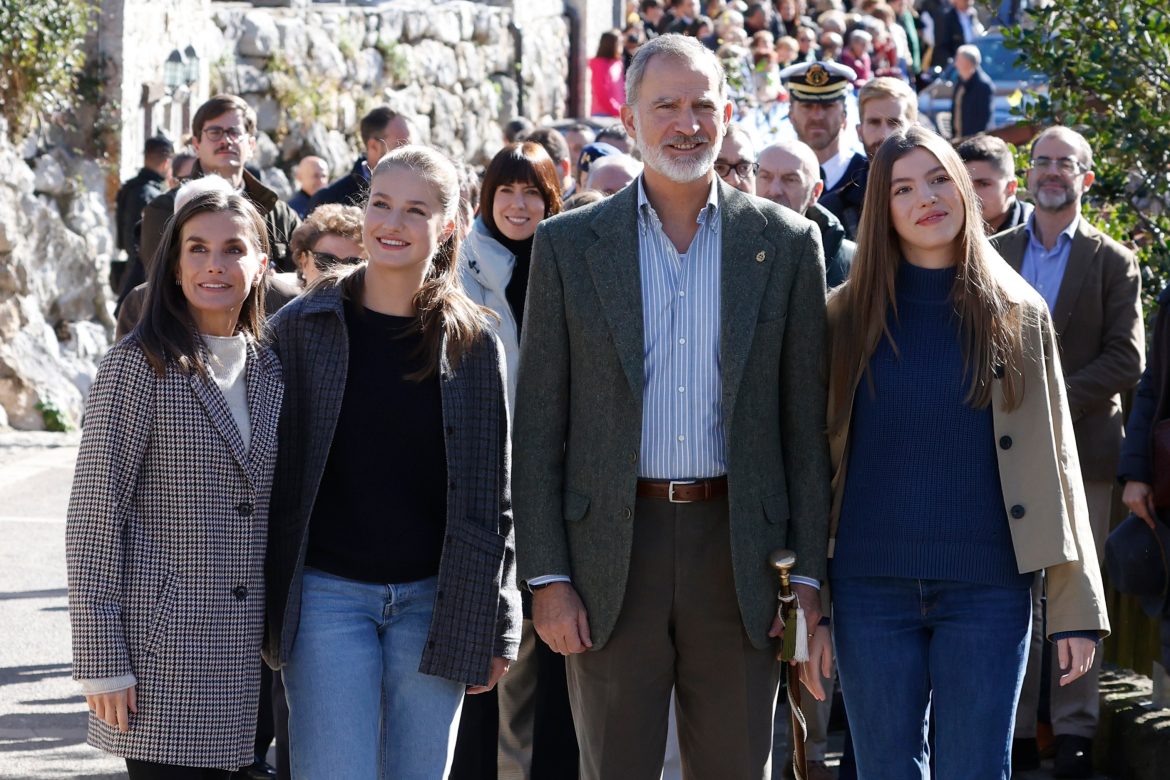 ​La Familia Real visita Sotres, Pueblo Ejemplar de Asturias 2024, bajo el sol de los Picos de Europa: “Un día precioso”, dice Letizia 