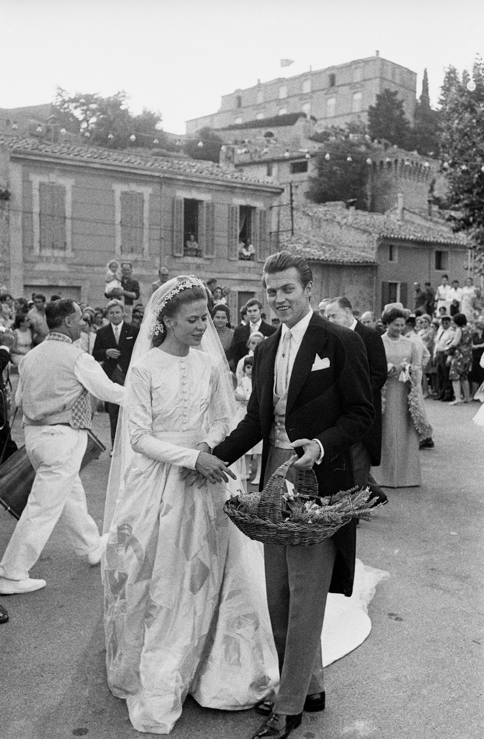 ​Recordamos la preciosa boda del duque de Orleans y Gersende de Sabran-Pontevès: un vestido patchwork de Yves Saint Laurent, una corona de flores y un enlace hippy para la alta aristocracia 