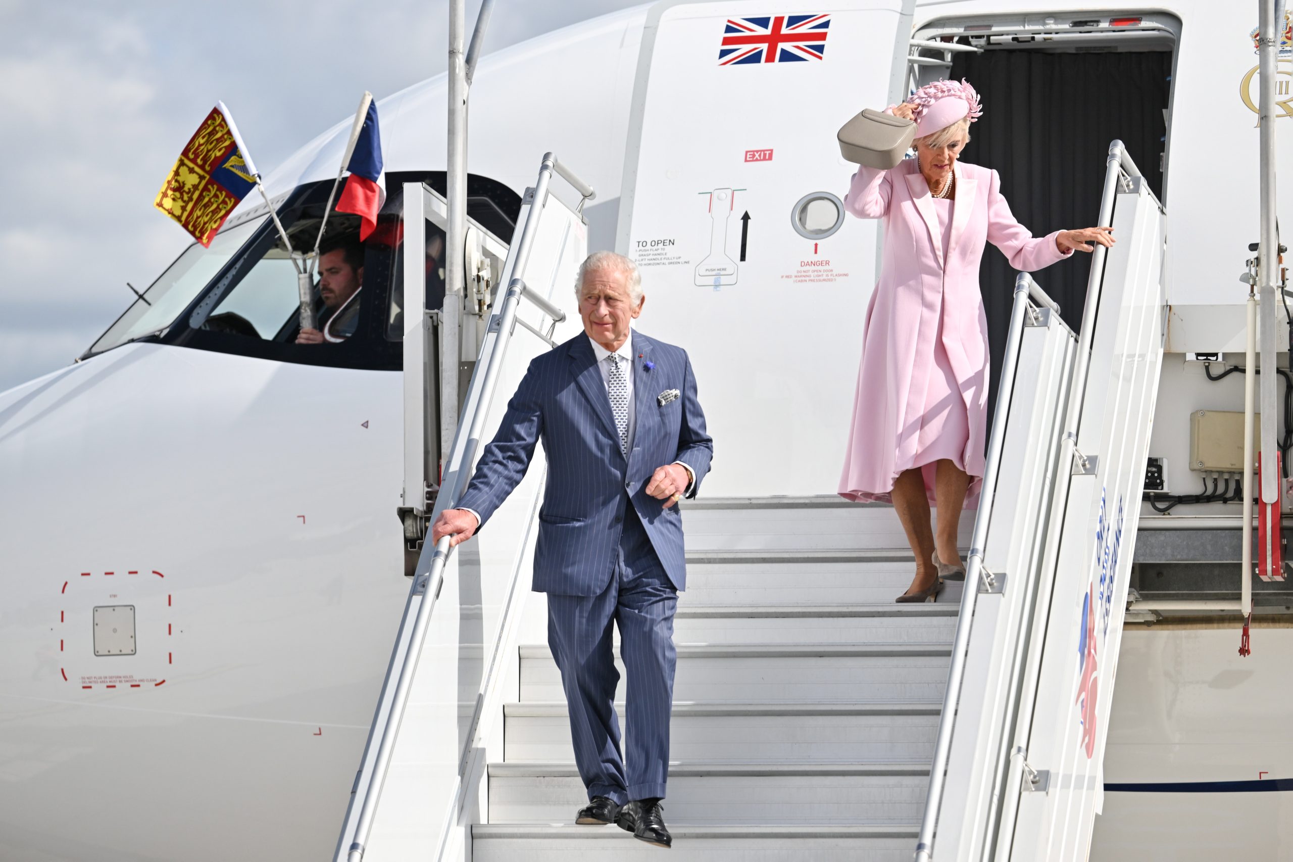 ​El problema de Camilla con los viajes en avión que ha revelado su gira australiana con Carlos III 