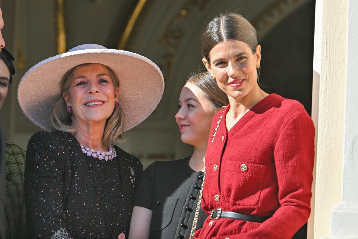 ​En Mónaco, el vestuario es un asunto de familia: la princesa Carolina, Charlotte Casiraghi y Alexandra de Hannover coordinan sus looks (con un estilo para cada edad) 