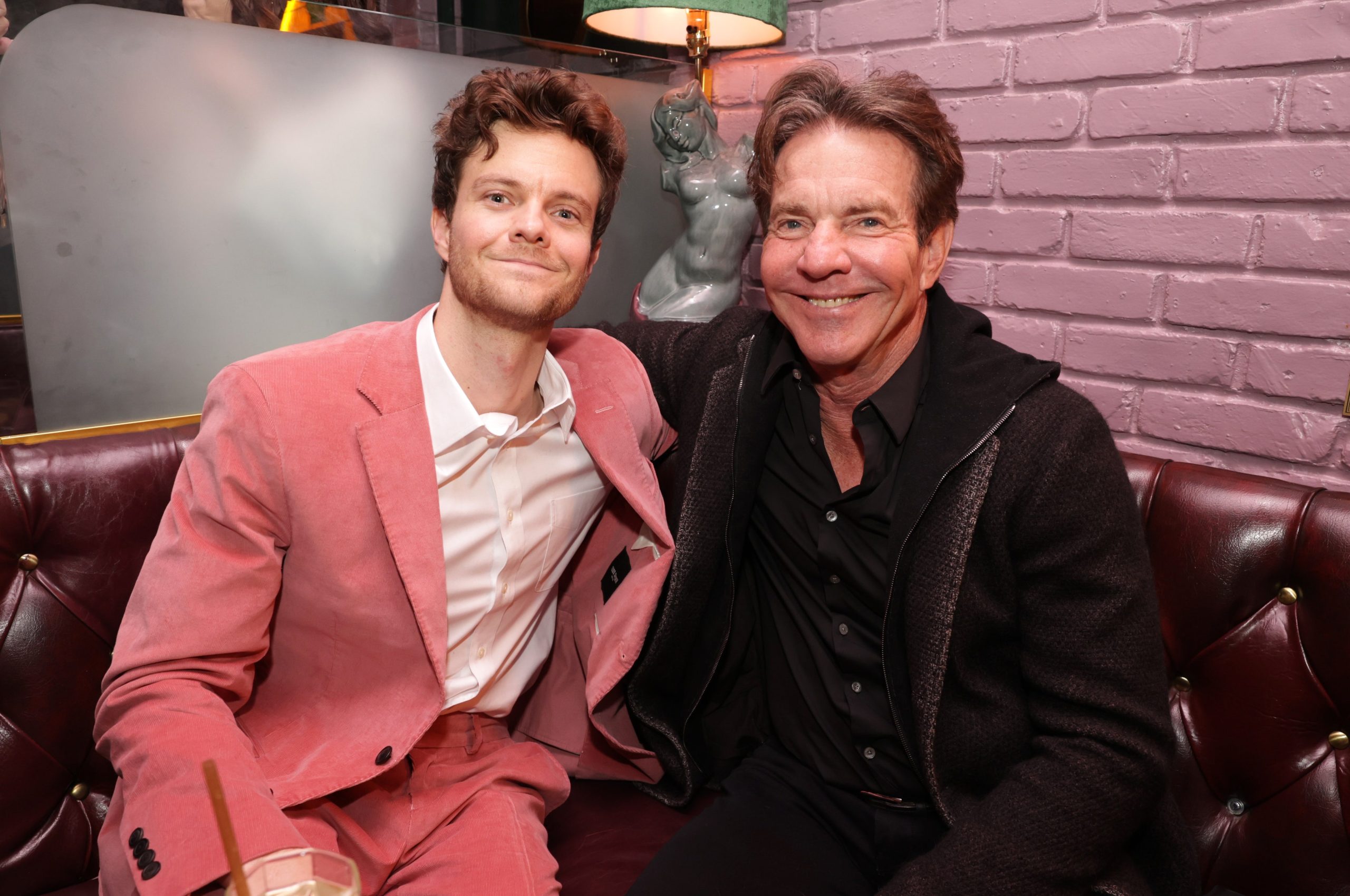 ​La relación padre e hijo de Dennis y Jack Quaid: muy cercanos en lo personal y enfrentados en lo político 