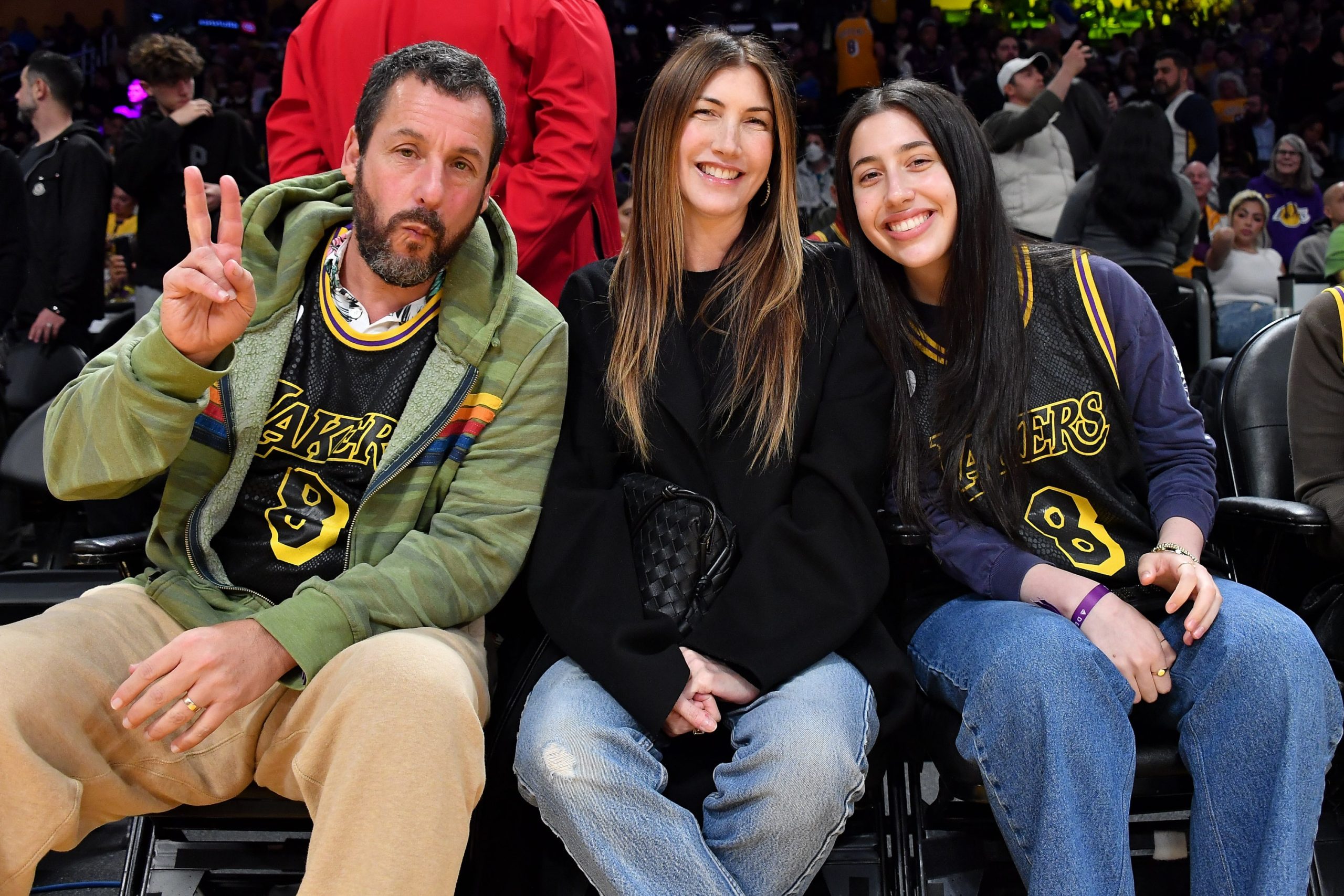 ​Así vive Adam Sandler, el actor mejor pagado de Hollywood: de la mansión que compró a Goldie Hawn a la pasión por el baloncesto y su amistad con Jennifer Aniston (a la que considera su hermana) 