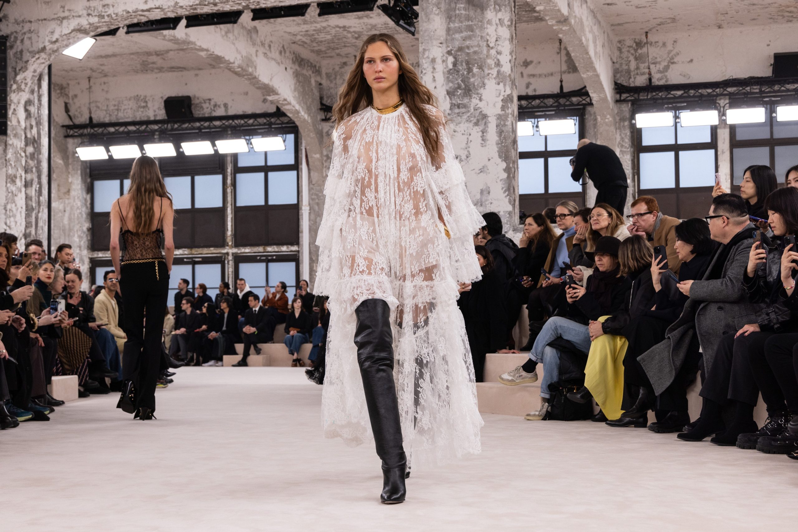 ​Acolchadas de Chanel, mosqueteras de Fendi o moteras de Valentino: las botas que llevaremos en invierno 2025 