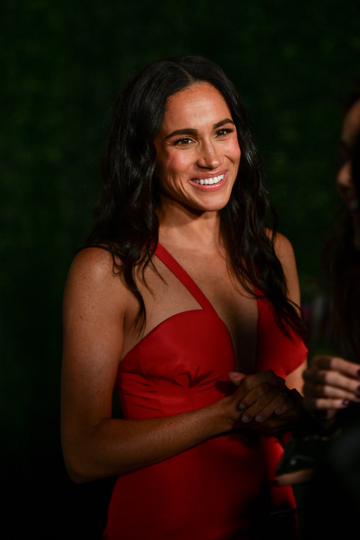 ​Meghan Markle brilla con un vestido de Carolina Herrera en una gala con famosos de Hollywood 