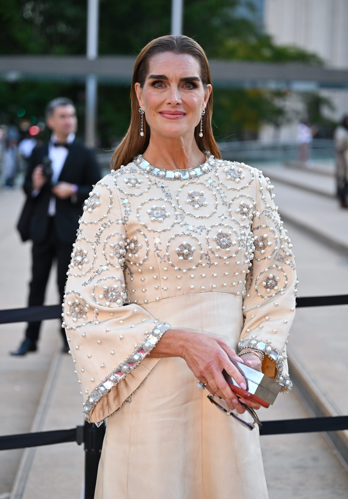 ​Brooke Shields deslumbra con un vestido de perlas que llevó su madre para conocer a Isabel II 