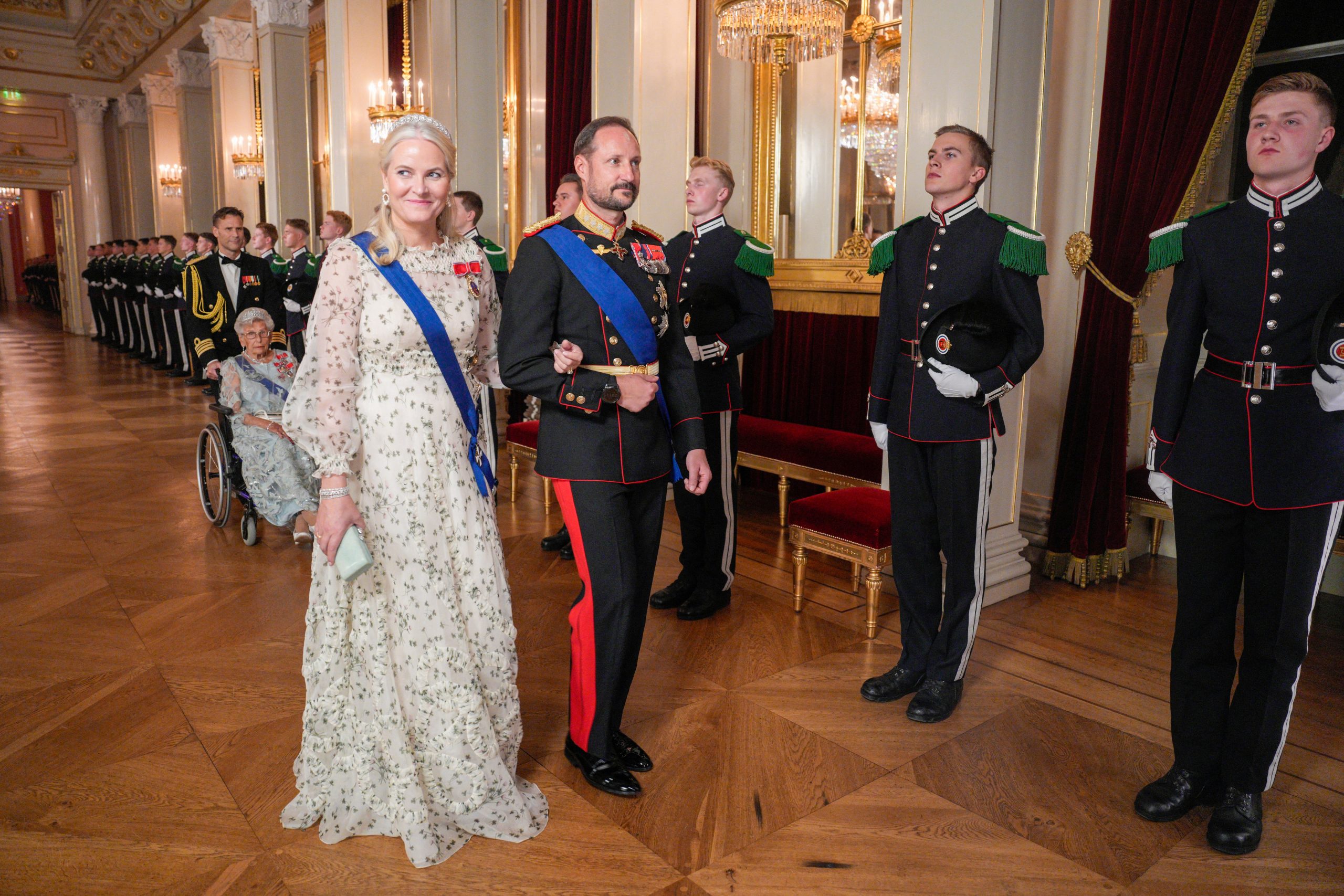 ​Mette Marit de Noruega reaparece con la tiara de su boda y su vestido de Valentino de la Met Gala tras el reinicio de su tratamiento médico 