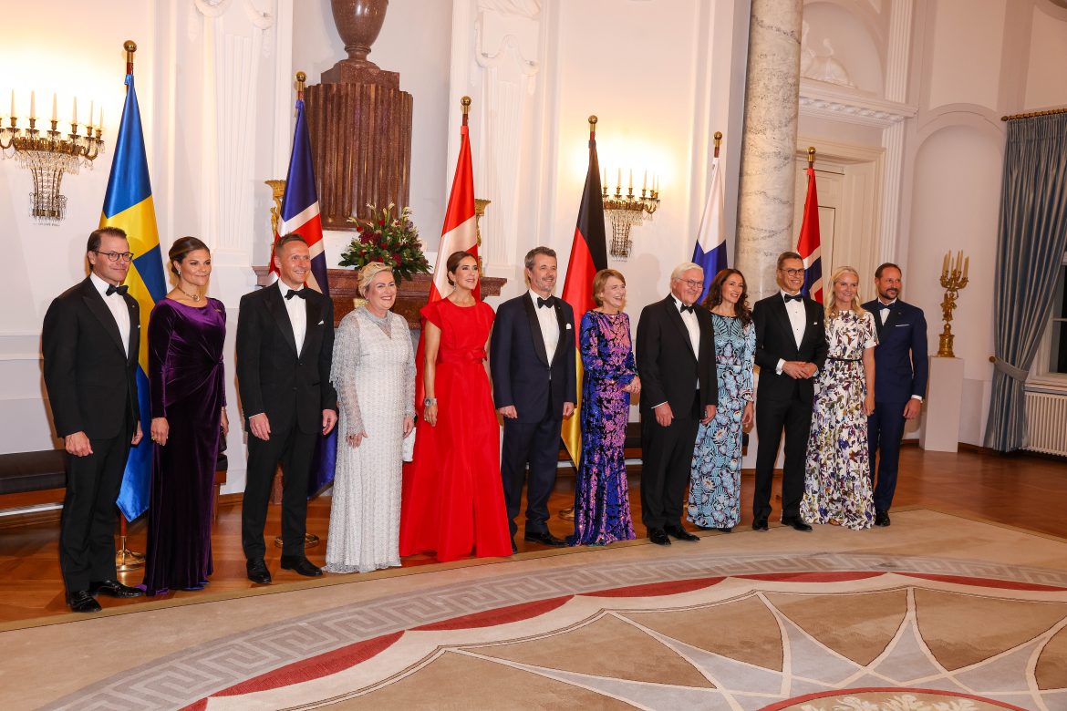 ​Mary de Dinamarca, Victoria de Suecia y Mette-Marit de Noruega, juntas en el banquete del Palacio de Bellevue: vestidos de impacto y joyas con historia 