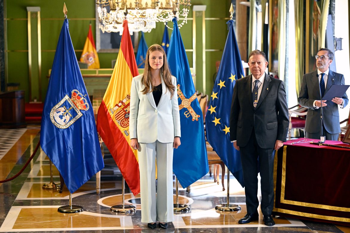 ​Leonor recibe el título de Alcaldesa Honoraria de Oviedo: así ha sido su primer acto oficial en solitario en Asturias 