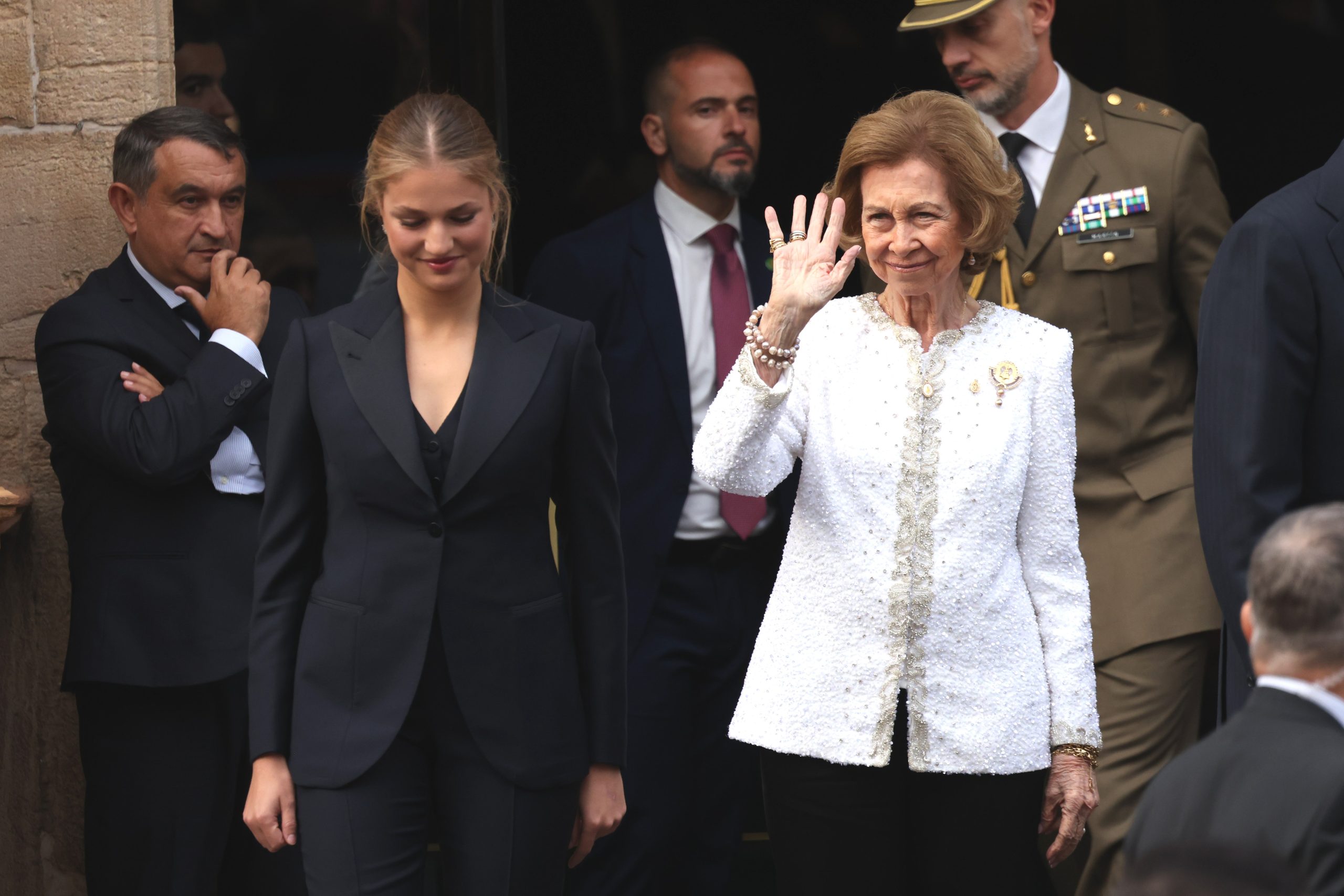 ​La reina Sofía, muy emocionada ante el aplauso, unánime y en pie, con el que ha sido recibida por el público en los Premios Princesa de Asturias 