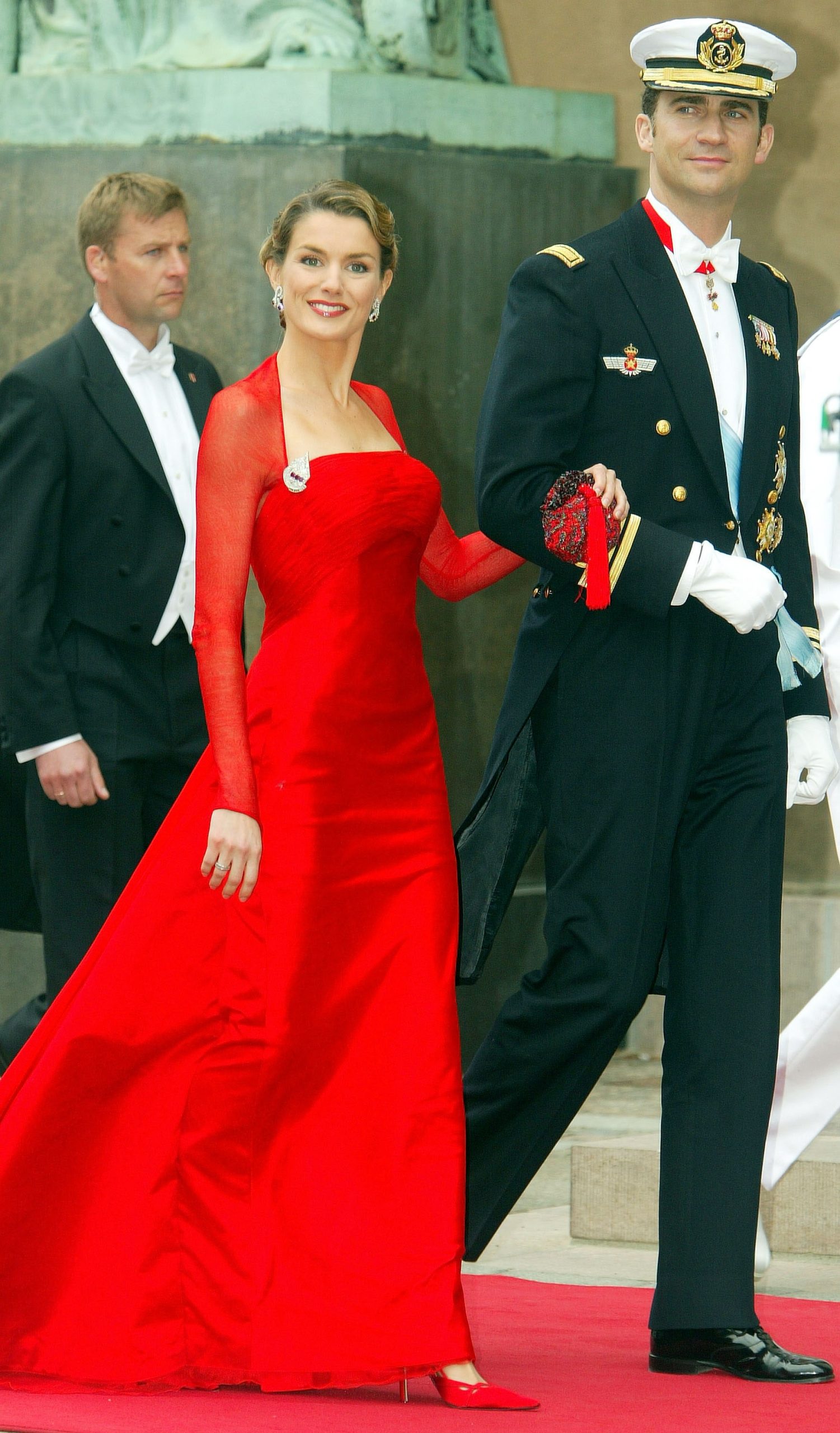 ​El detalle transformado del recordadísimo vestido de Lorenzo Caprile ‘rojo España’ que Letizia Ortiz estrenó en Dinamarca 