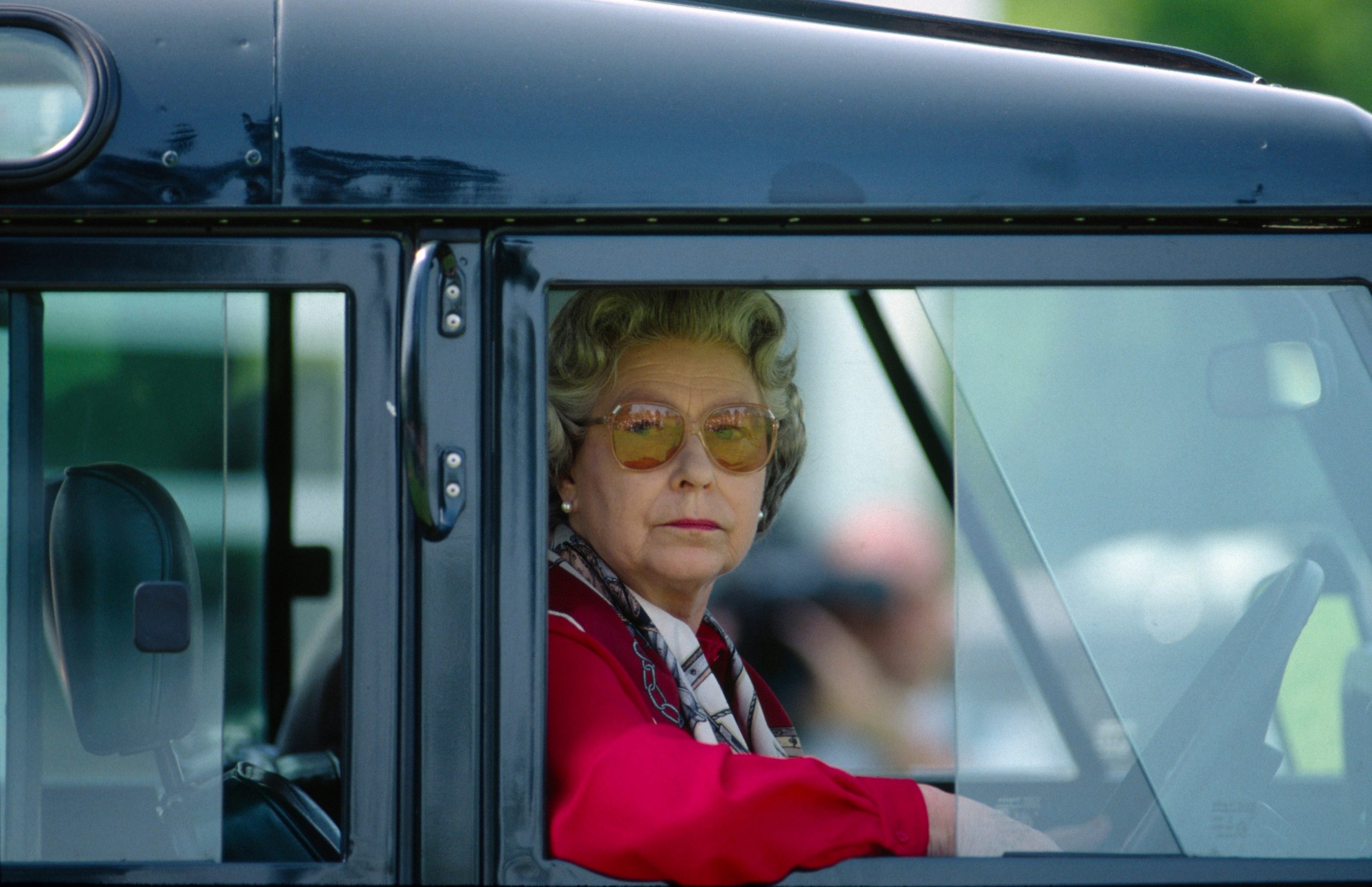 ​La reina Isabel II amaba la mecánica casi tanto como a sus corgis: los accesorios que inventó para sus Land Rover salen a relucir en una exposición y una subasta 