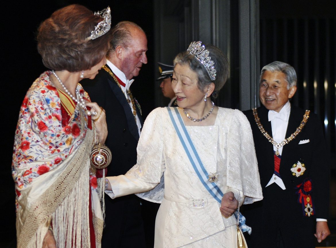 ​Los 90 años de Michiko de Japón, la emperatriz que disparó las ventas de televisores con su boda de cuento de hadas 