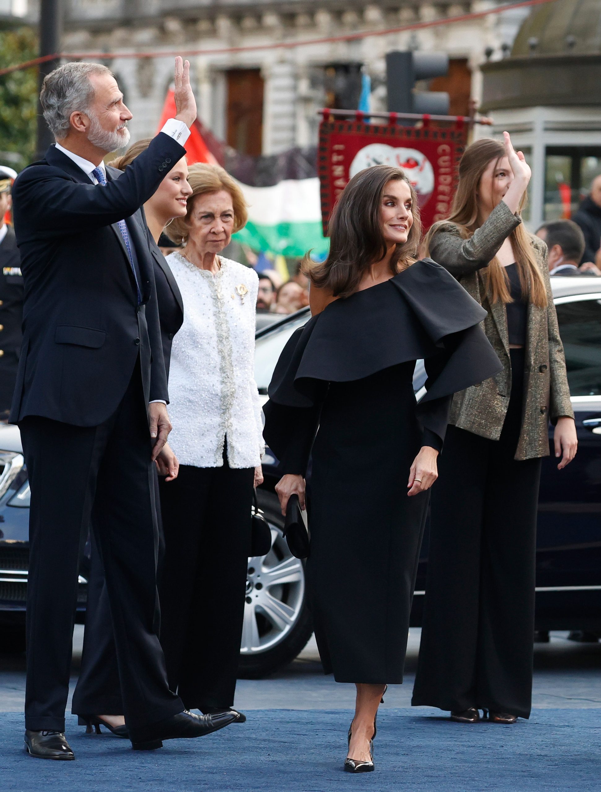 ​La reina Letizia, muy flamenca y sonriente, sorprende con un impactante vestido de Carolina Herrera en los premios Princesa de Asturias 