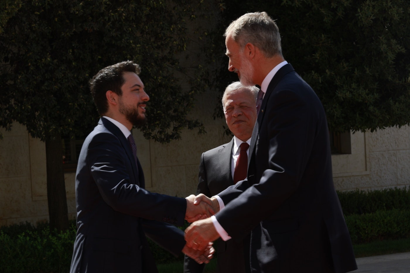 ​La bienvenida (con despedida) a Felipe VI de la familia real de Jordania: así ha concluido el viaje oficial más inusual del rey 