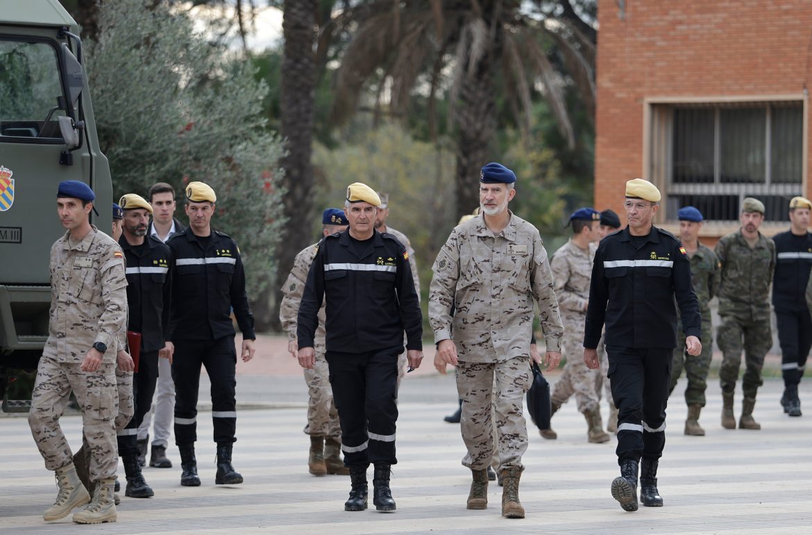 ​Felipe VI regresa a Valencia tras su tensa visita a Paiporta y volverá con Letizia a la zona de la catástrofe 