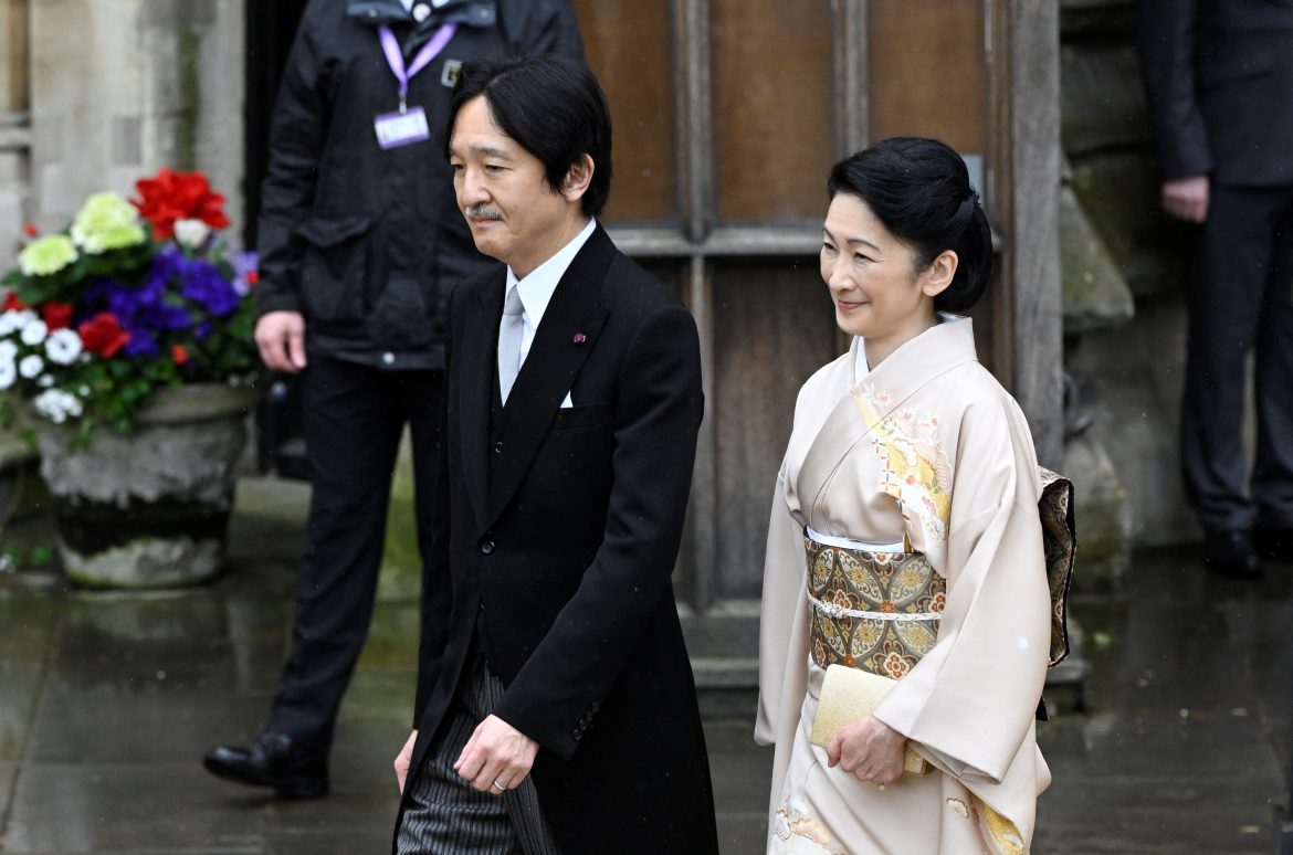 ​El deseo de Fumihito (príncipe heredero de Japón) para su hijo Hisahito, que añade más tensión a sus enfrentamientos con la Casa Imperial 