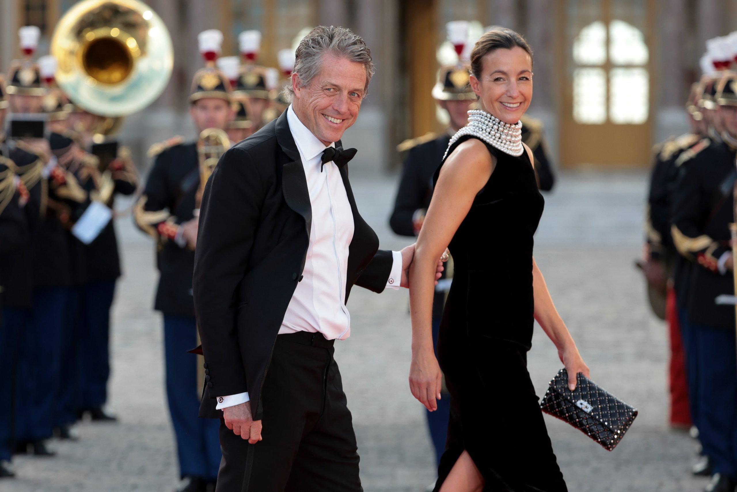 ​“Estoy casado con una sueca gigantesca y aterradora… Es magnífica”: cómo Anna Eberstein acabó con la aversión al matrimonio de Hugh Grant 