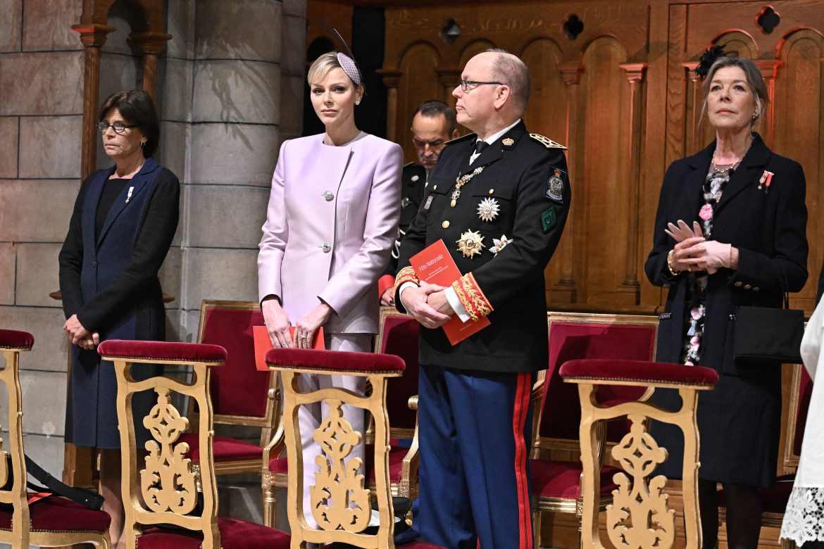 ​La elegancia de Carolina de Mónaco en el Día Nacional con un vestido de aplicaciones florales 