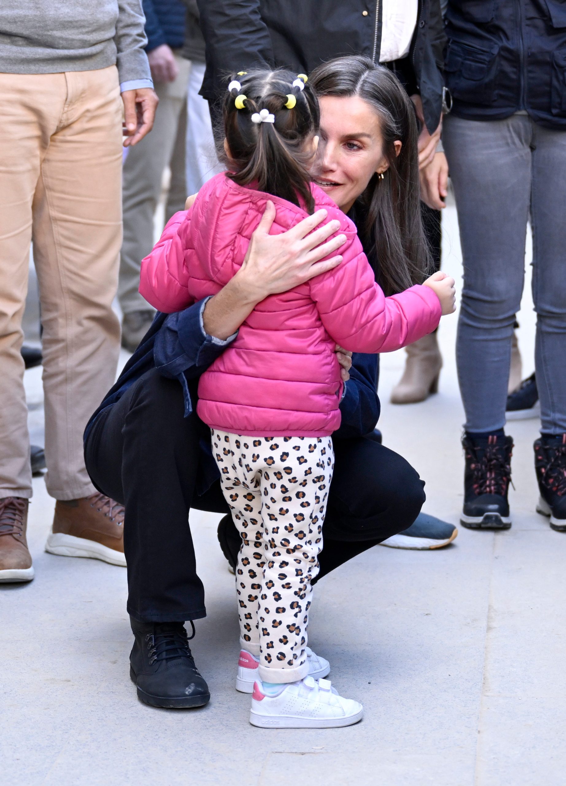 ​Felipe y Letizia retoman entre aplausos la visita a los afectados por la DANA que interrumpieron los disturbios de Paiporta 